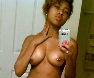 sexy ebony camgirl takes nude selfie